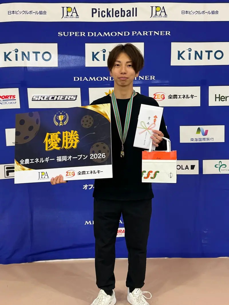 大会で優勝した額を持つペア