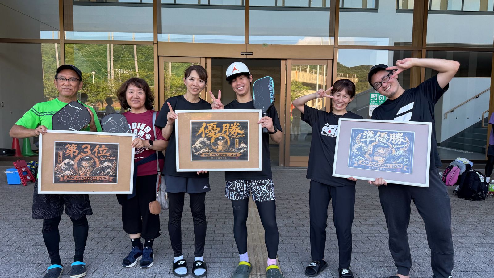 屋外での入賞ペア記念撮影