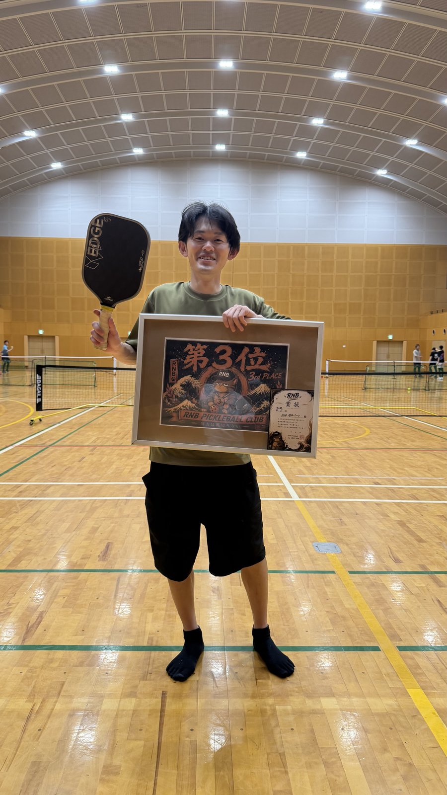 賞状と額装アートの記念撮影